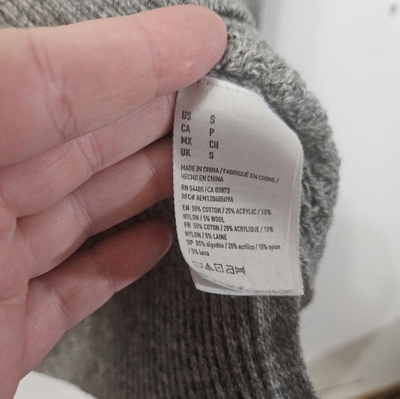 American Eagle Gray Knit V Neck Sweater! - Picture 3 of 5